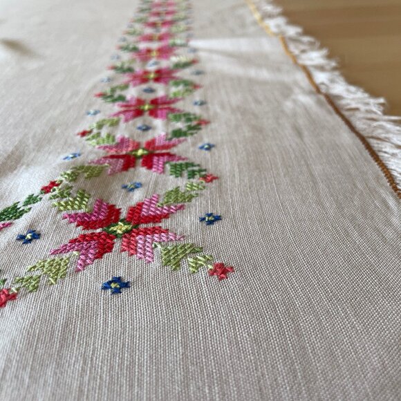 Point de Croix Table Linen Set - Picture 5 of 13